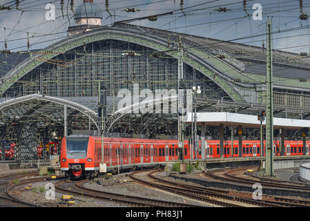 Regionalbahn, Einfahrt zum Hauptbahnhof, Koeln, Nordrhein-Westfalen, Deutschland Foto Stock
