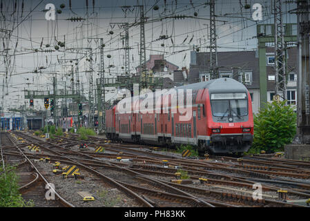 Regionalbahn, Einfahrt zum Hauptbahnhof, Koeln, Nordrhein-Westfalen, Deutschland Foto Stock