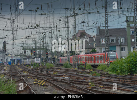 Regionalbahn, Einfahrt zum Hauptbahnhof, Koeln, Nordrhein-Westfalen, Deutschland Foto Stock