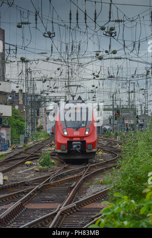 Regionalbahn, Einfahrt zum Hauptbahnhof, Koeln, Nordrhein-Westfalen, Deutschland Foto Stock