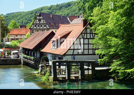 Storico mulino di martello al Blautopf, molla del carso, ruota di acqua, segnale tower, Blaubeuren, Alb-Donau-Kreis, Svevo Foto Stock