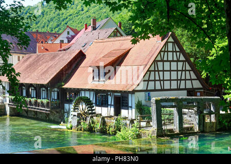 Storico mulino di martello al Blautopf, molla del carso, ruota di acqua, segnale tower, Blaubeuren, Alb-Donau-Kreis, Svevo Foto Stock