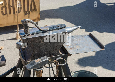 Fabbro con un martello e un lavoro di incudine Foto stock - Alamy