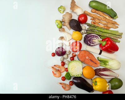 Impostare collezione laici piatto con diversi tipi di cibo di pesce di verdure su sfondo bianco. Concetto mangiare sano. Overhead. Copia dello spazio. Foto Stock