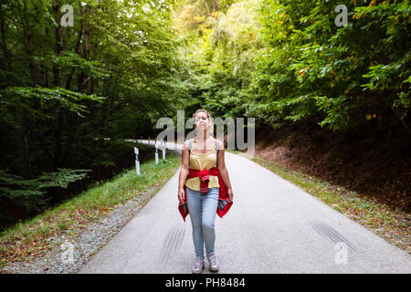 Donna di viaggiatori stanchi e sconvolto da ha perso il suo titolo nella foresta in estate Foto Stock