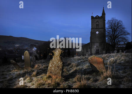 Hawes, Yorkshire Dales - Chiesa Parrocchiale inverno sera Foto Stock