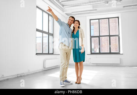 Coppia felice costeggiata a nuova casa Foto Stock