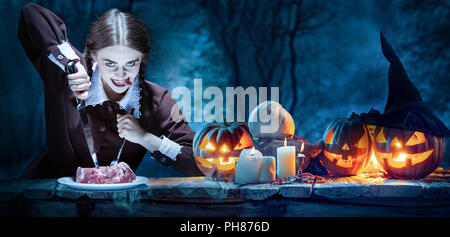 Ritratto di una giovane ragazza con un coltello e un pezzo di carne cruda su una piastra. Ragazza in uniforme scolastica come killer. L'immagine nello stile di Halloween e la famiglia Addams Foto Stock