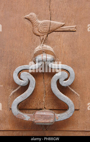 Età trascorse masaneta metallico dettagli su una porta di legno. In verticale Foto Stock