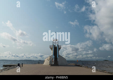 Faro di Nallikari spiaggia di Oulu, Finlandia Foto Stock