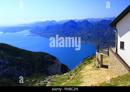 Vista sul lago di Garda da Punta Telegrafo (2200m) Foto Stock