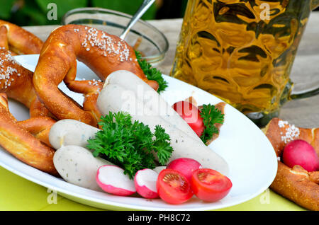 Bavarese di salsiccia bianca snack con birra e pretzel Foto Stock