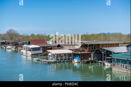 Ada Bojana, Montenegro - Aprile 2018 : piccole case in legno e i ristoranti sulla riva del fiume del Ada del fiume Bojana vicino a Ulcinj Foto Stock