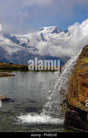 Piccolo lago con cascata, Estate a Hohe Saas per funivia sopra Saas Grund, Svizzera, alpi svizzere, Foto Stock