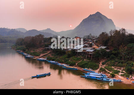 Tramonto in Nong Khiaw, Laos, sud-est asiatico Foto Stock