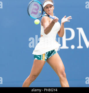 New York, Stati Uniti. Il 30 agosto, 2018. Madison CHIAVI DI STATI UNITI D'AMERICA restituisce la sfera durante l'US Open 2018 2° round match contro Bernarda Pera del Stati Uniti al USTA Billie Jean King National Tennis Center Credito: Lev Radin/Pacific Press/Alamy Live News Foto Stock