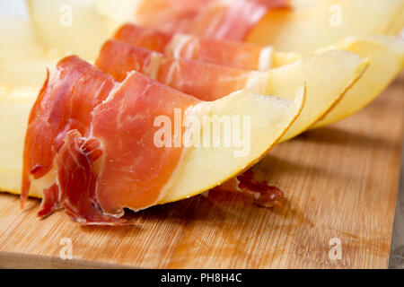 Fette di melone avvolti nel prosciutto, primo piano. Foto Stock