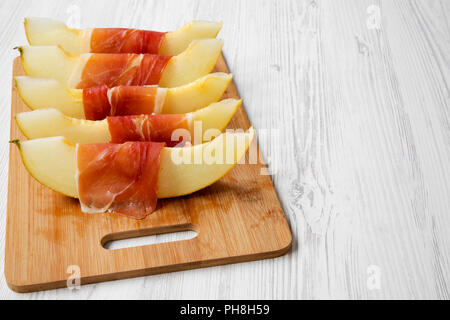 Fette di melone avvolti nel prosciutto, vista laterale. Copia dello spazio. Foto Stock