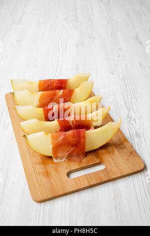 Fette di melone avvolti nel prosciutto, vista laterale. Copia dello spazio. Foto Stock