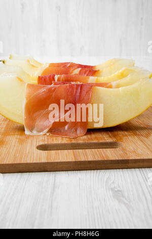 Fette di melone avvolti nel prosciutto, vista laterale. Close-up. Foto Stock