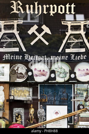 Valle della Ruhr, negozio di souvenir in una vetrina di un chiosco Foto Stock
