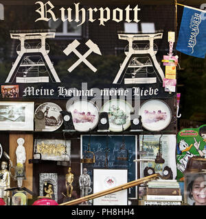 Valle della Ruhr, negozio di souvenir in una vetrina di un chiosco Foto Stock