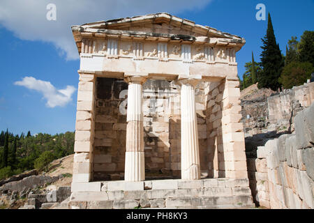 Tesoro degli Atenesi, il santuario di Apollo, a Delfi sito archeologico, Sterea Hellas, Grecia, Europa Foto Stock