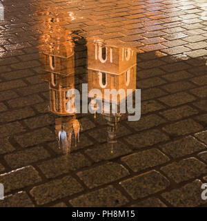 La riflessione della Santa Maria la Basilica di Cracovia di notte Foto Stock