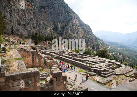 Tempio di Apollo, il santuario di Apollo, a Delfi sito archeologico, Sterea Hellas, Grecia, Europa Foto Stock