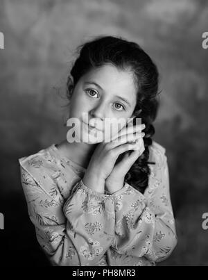 Ritratto di bambina in studio su sfondo blu. Foto Stock