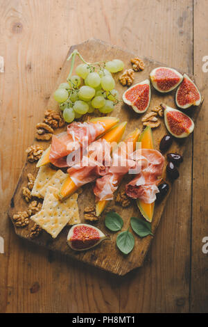 Spagnolo gustosi antipasti mediterranea sulla vecchia scheda su vintage tavolo in legno. Vista superiore Foto Stock