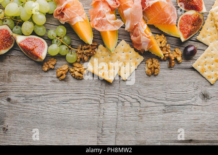 Spagnolo gustosi antipasti mediterranea sulla vecchia scheda su vintage tavolo in legno. Orizzontale con copia spazio. Vista superiore Foto Stock