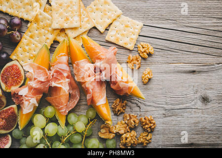 Spagnolo gustosi antipasti mediterranea sulla vecchia scheda su vintage tavolo in legno. Orizzontale con copia spazio. Vista superiore Foto Stock