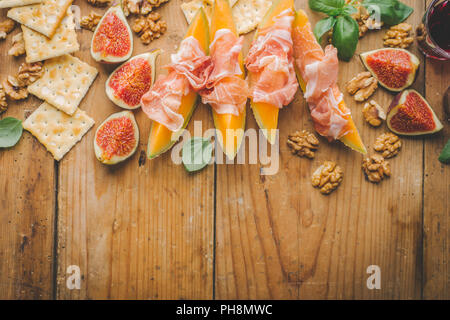 Spagnolo gustosi antipasti mediterranea sulla vecchia scheda su vintage tavolo in legno. Orizzontale con copia spazio. Vista superiore Foto Stock