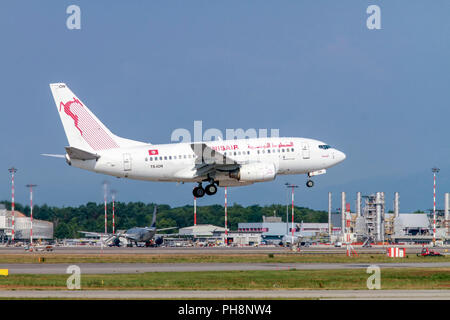 TS-ION Tunisair, Boeing 737-600 a Malpensa (MXP / LIMC), Milano, Italia Foto Stock