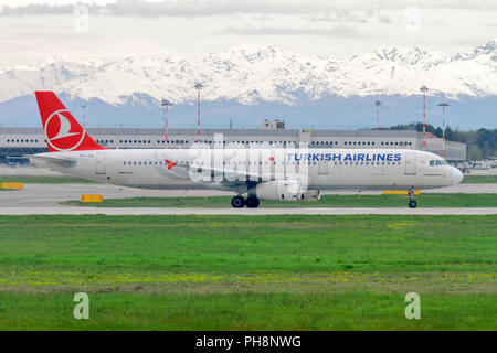 La Turkish Airlines Airbus A321-200 (TC-ACC) a Milano - Malpensa (MXP / LIMC) Italia Italy Foto Stock