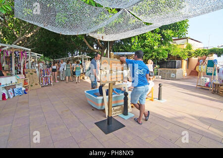 MALLORCA, Spagna - 30 agosto 2018: fornitori e visitatori presso il mercato del tramonto in Puerto Portals su una tarda estate del pomeriggio di sole su 30 Agosto 2018 in Foto Stock