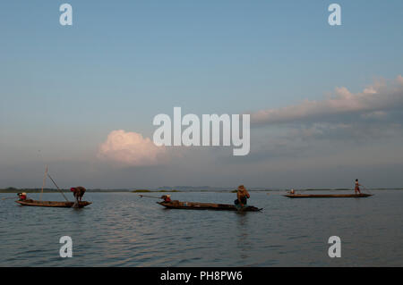 I pescatori - la mattina presto - barca long-tail - un racconto Noi - Patthalung - Tailandia Foto Stock