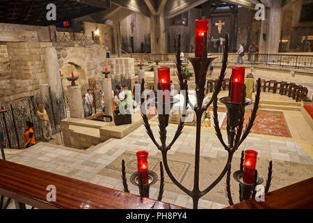 Israele, Nazaret, pellegrini presso la Basilica dell'Annunciazione Foto Stock