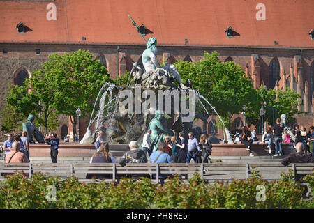 Neptunbrunnen, Spandauer Strasse, nel quartiere Mitte di Berlino, Deutschland Foto Stock