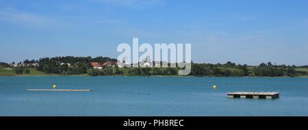 Villaggio idilliaco Seegraben e lago blu Pfaffikon Foto Stock