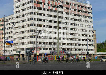 Haus der Statistik, Otto-Braun-Strasse / Karl-Marx-Allee, nel quartiere Mitte di Berlino, Deutschland Foto Stock