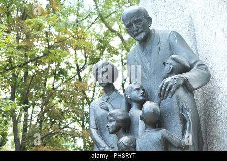 Varsavia Polonia monumento a Janusz Korczak medico e direttore di un orfanotrofio che proteggevano i bambini in WW2 Foto Stock