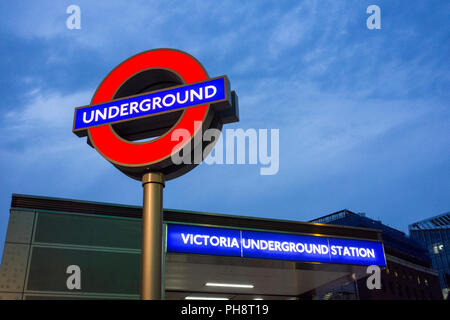 Roundel fuori la stazione della metropolitana di Victoria, London, Regno Unito Foto Stock