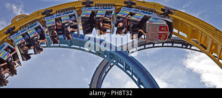 Il looping roller coaster, Cranger Kirmes fair, Herne Foto Stock