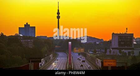 Autostrada A 40 all'alba, Florian Tower, Dortmund Foto Stock