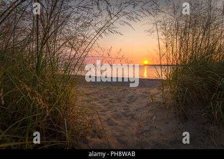 Sunrise Beach Scenic Seascape. Coastal scenic sunrise Beach sulla costa rocciosa del Lago Huron in Lexington, Michigan. Foto Stock