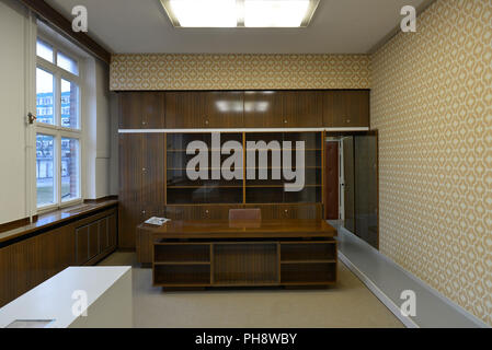 Leiterzimmer, Daueraustellung, Stasi-Gedenkstaette, Genslerstrasse, Hohenschoenhausen, Lichtenberg di Berlino, Deutschland Foto Stock