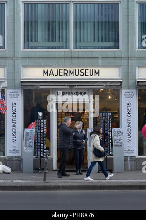 Mauermuseum Checkpoint Charlie, Friedrichstrasse Kreuzberg, nel quartiere Mitte di Berlino, Deutschland Foto Stock