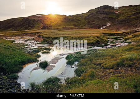 Area geotermale Krysuvik al tramonto, penisola di Reykjanes, Islanda Foto Stock